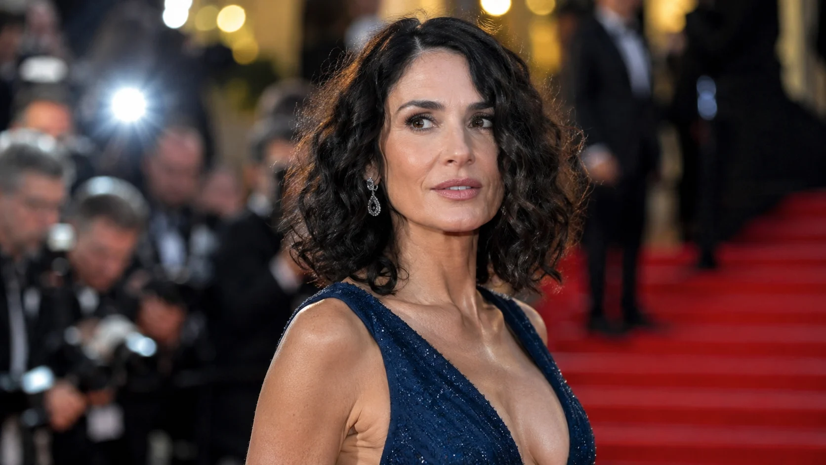 Curly Lob Demi Moore Jadi Sorotan Cannes