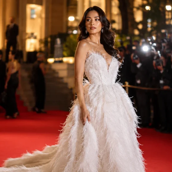Tren Feather Gown Salma Hayek Menguasai Cannes