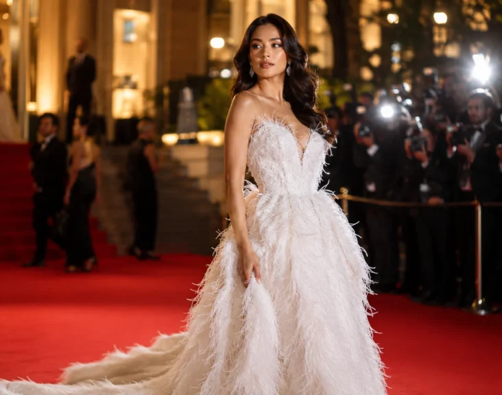Tren Feather Gown Salma Hayek Menguasai Cannes