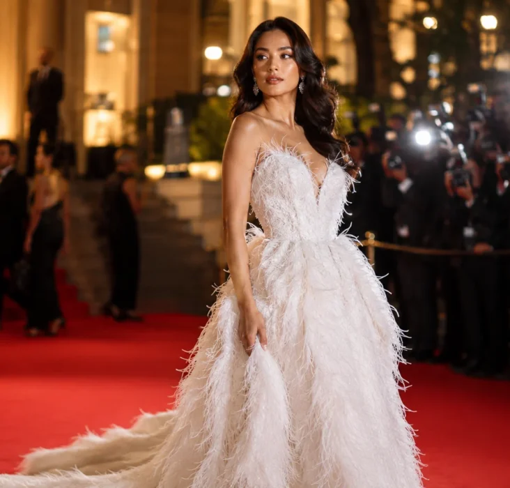 Tren Feather Gown Salma Hayek Menguasai Cannes