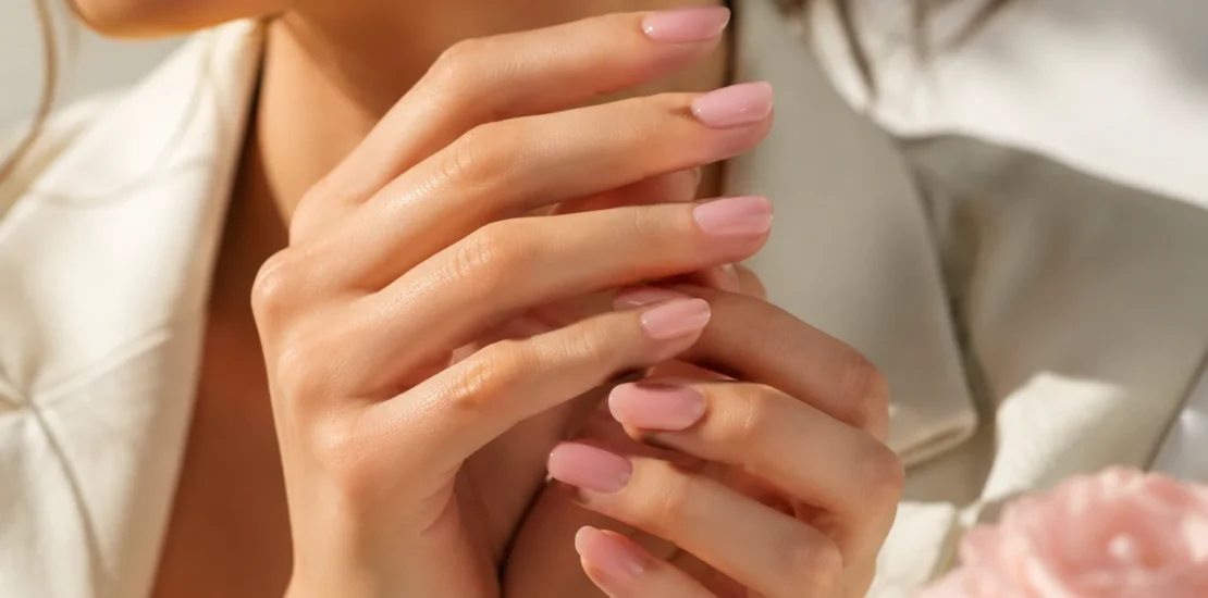 Manikur Blush Pink Jadi Tren Minimal Baru